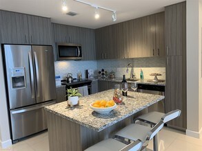 5251 NW 84th Ave in Doral, FL - Building Photo - Building Photo