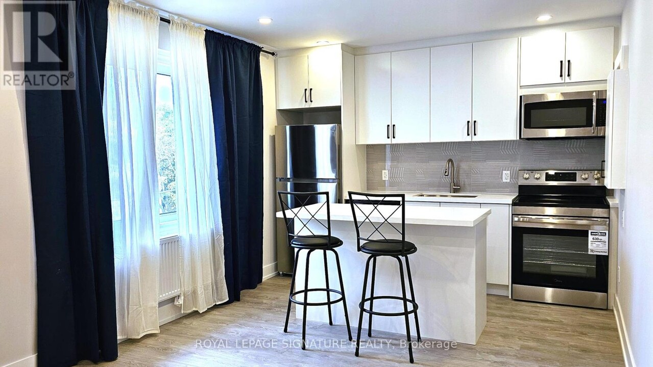 28 Leduc Dr in Toronto, ON - Building Photo