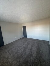 6972-6996-6996 Joseph Dr in Enon, OH - Foto de edificio - Building Photo