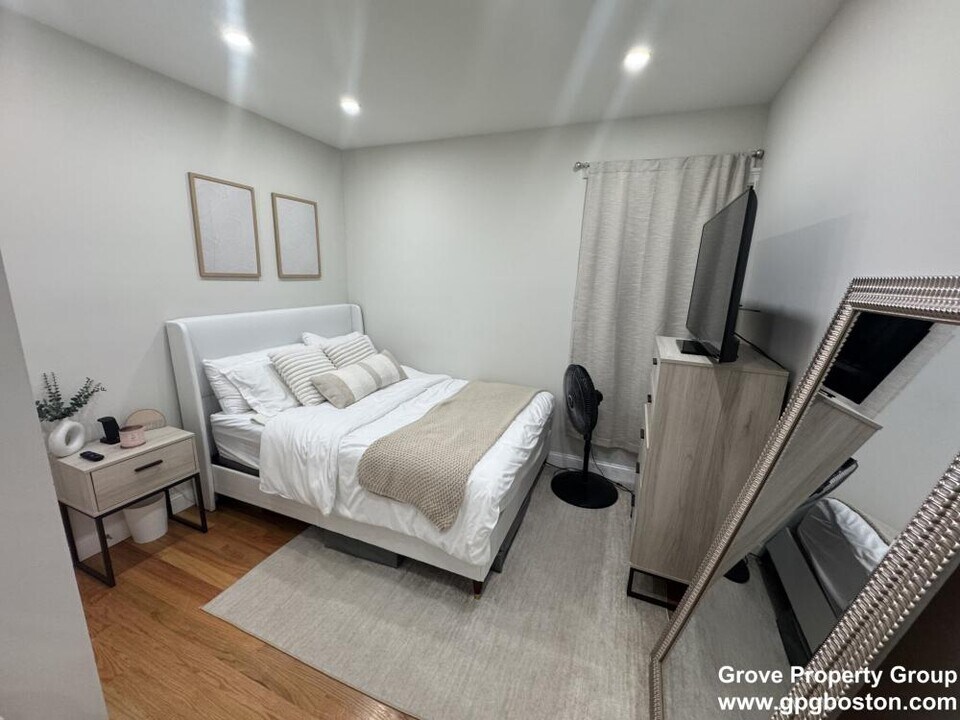 910 E 4th St in Boston, MA - Building Photo