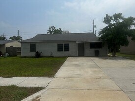 811 W 11th St in Freeport, TX - Building Photo