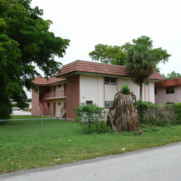 645-655 NE 166th St in Miami, FL - Building Photo