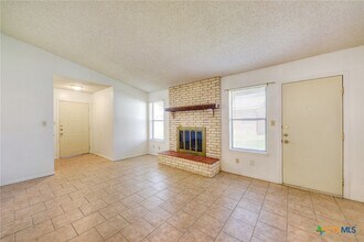 818 Lois St in Kerrville, TX - Foto de edificio - Building Photo