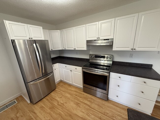 5479 Clipper Dr in Nanaimo, BC - Building Photo - Building Photo