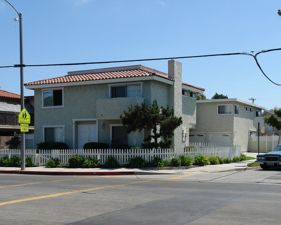 Large 3 bed, 2 bath, Huntington Harbour in Huntington Beach, CA - Building Photo