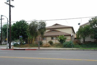 18000 Burbank Blvd in Encino, CA - Building Photo - Building Photo