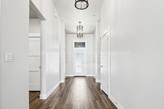 8462 W Suttle Lake Dr in Garden City, ID - Building Photo - Building Photo