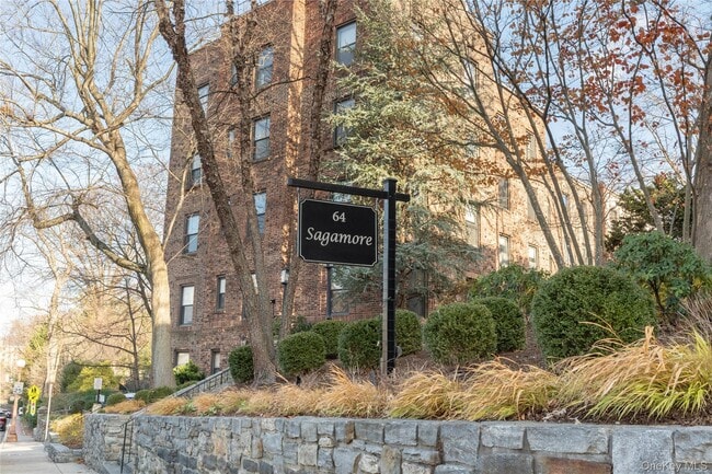 64 Sagamore Rd in Bronxville, NY - Foto de edificio - Building Photo