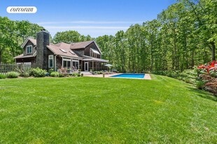 21 Cove Neck Ln in Southampton, NY - Building Photo