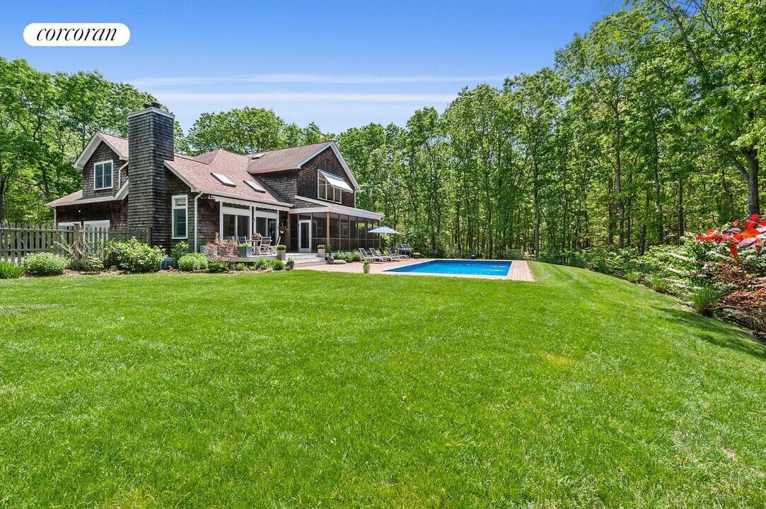 21 Cove Neck Ln in Southampton, NY - Building Photo