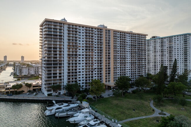 Winston Towers 700 in Sunny Isles Beach, FL - Building Photo - Building Photo