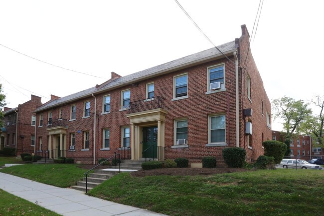 2815 Minnesota Ave SE in Washington, DC - Building Photo - Building Photo