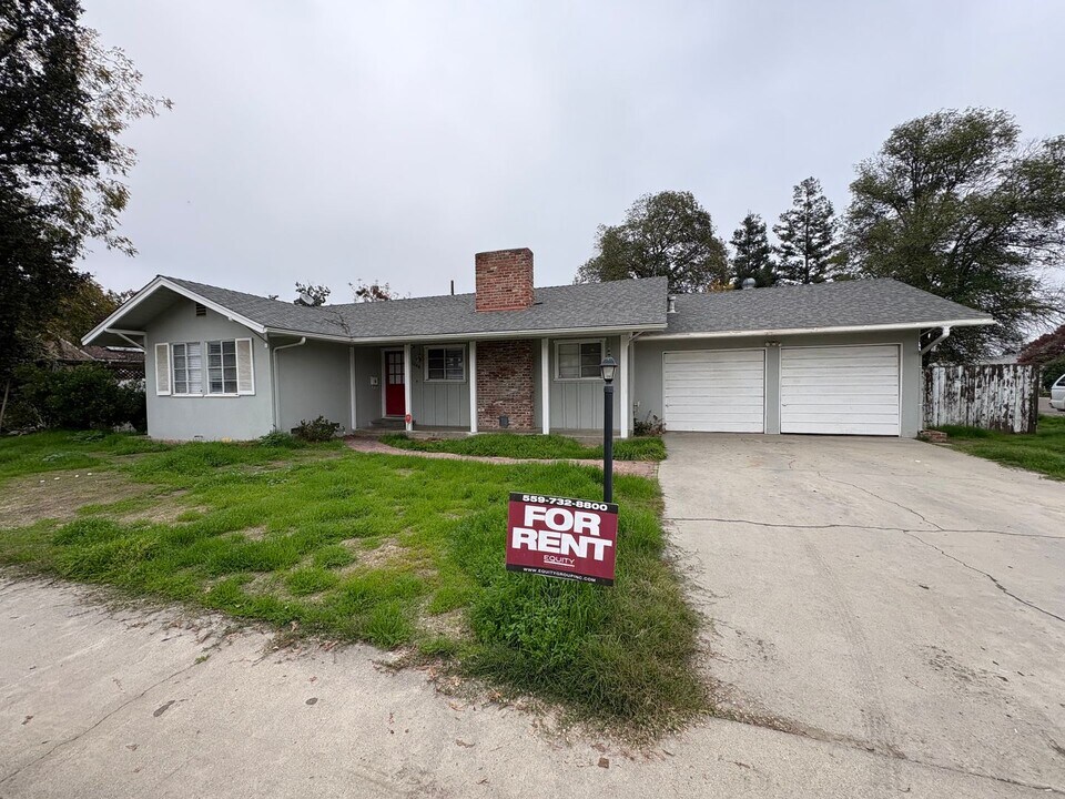 1044 S Linda Vista St in Visalia, CA - Building Photo