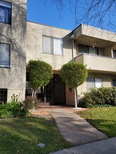 10815 Hesby St in North Hollywood, CA - Foto de edificio - Building Photo
