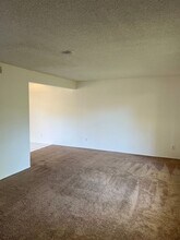 8855 Salmon Falls Dr in Sacramento, CA - Building Photo - Building Photo