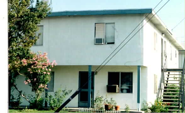 302 E Italia St in Covina, CA - Foto de edificio - Building Photo