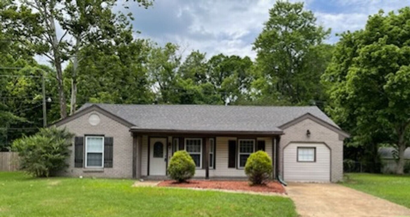 2240 Cedarwood Cove in Southaven, MS - Building Photo