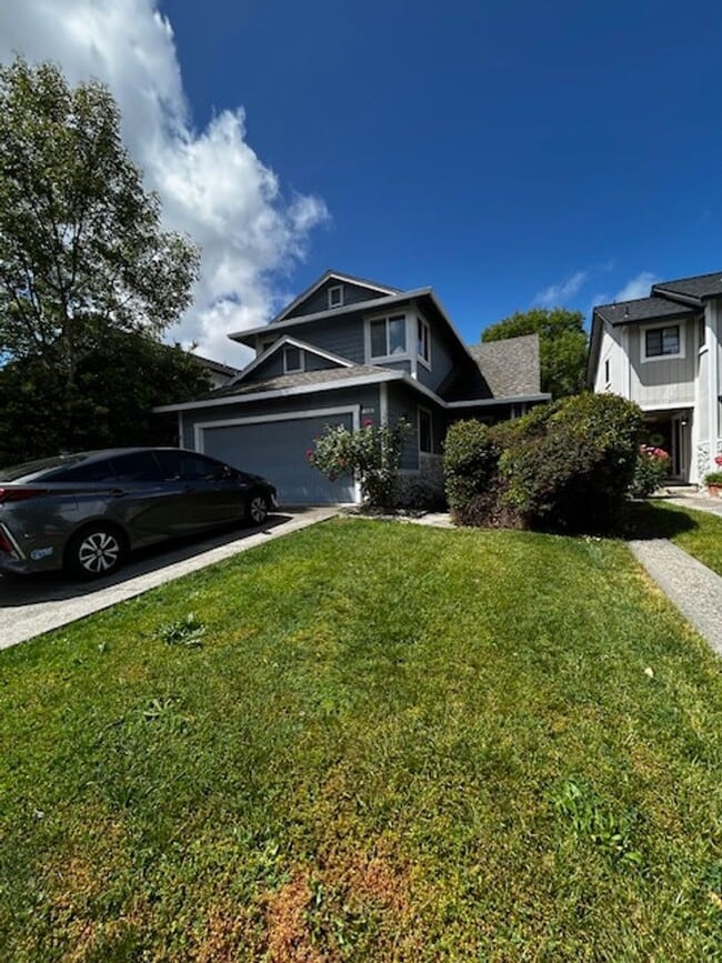 7689 Melody Dr in Rohnert Park, CA - Foto de edificio - Building Photo
