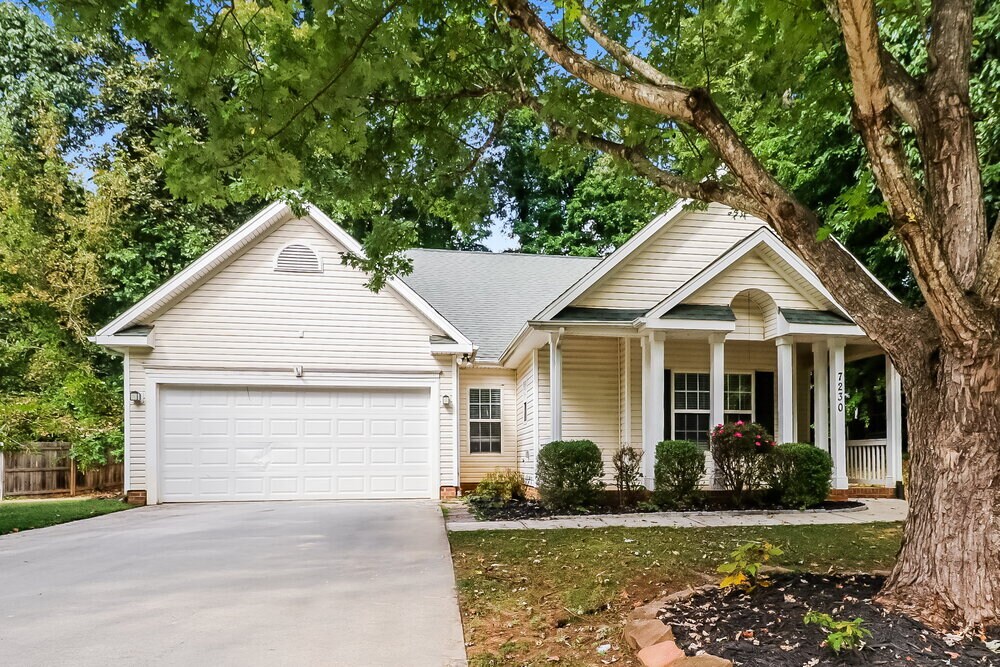 7230 Frances Irene Dr in Charlotte, NC - Foto de edificio