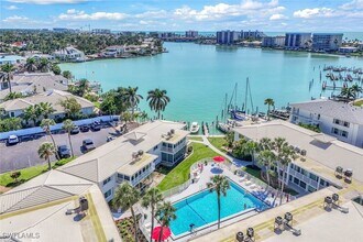 386 Harbour Dr in Naples, FL - Building Photo - Building Photo