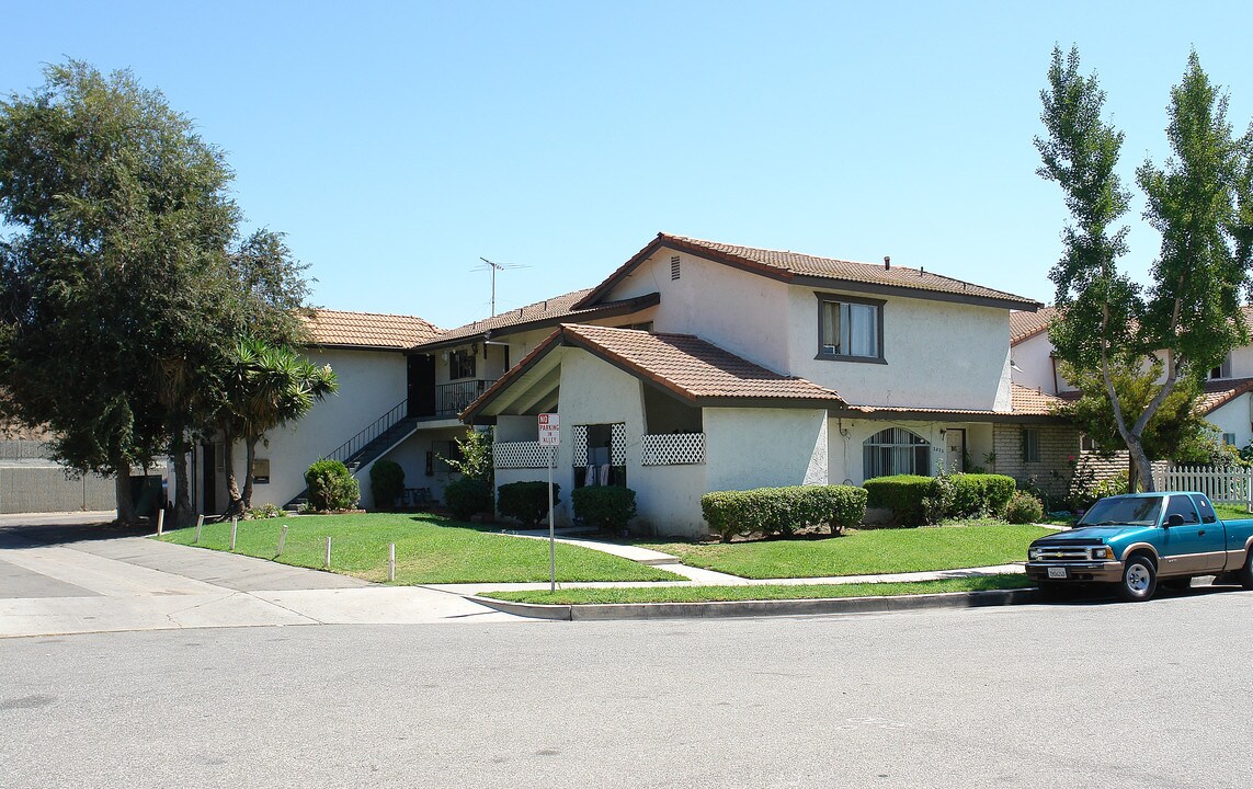 2075 N Highland St in Orange, CA - Building Photo