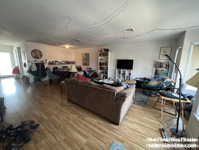 property at 8-10 Glencoe St