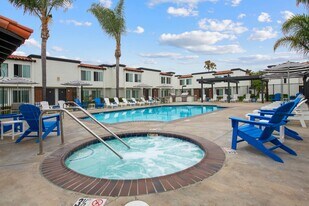 Huntington Vista in Huntington Beach, CA - Building Photo