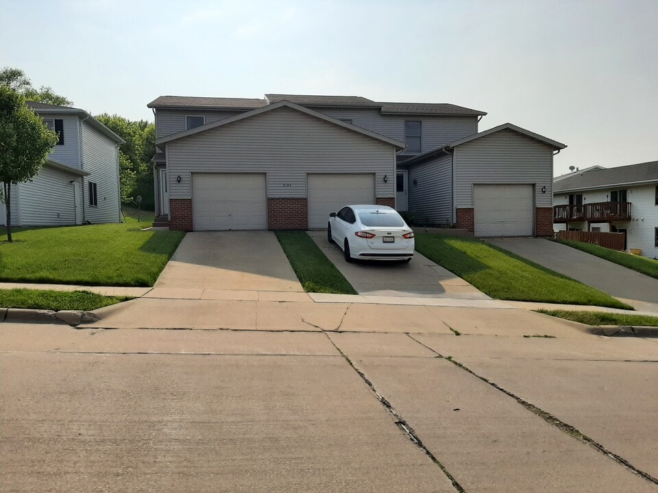 2143 Hummingbird Dr in Dubuque, IA - Building Photo