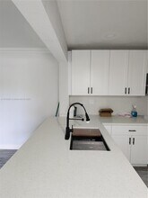 8000 Fairview Dr in Tamarac, FL - Building Photo - Building Photo