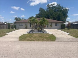 2258 Iris Way in Ft. Myers, FL - Building Photo