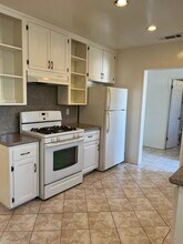 4074 Rosabell St, Unit 4076 in Los Angeles, CA - Foto de edificio - Building Photo