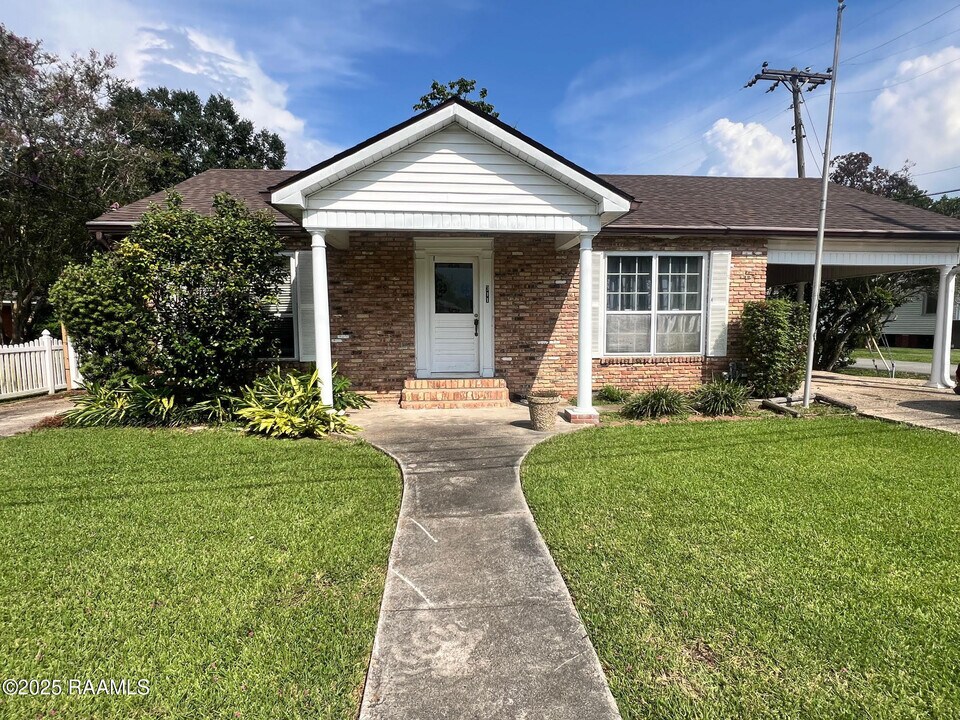 311 S Morgan Ave in Broussard, LA - Building Photo