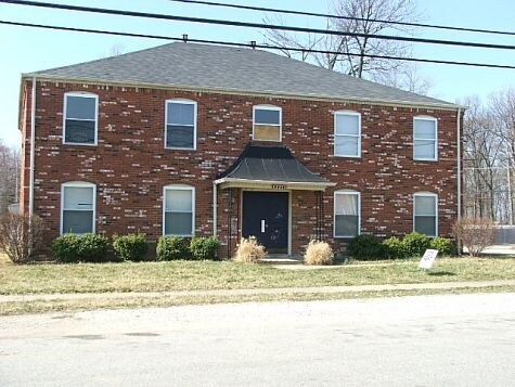 9715 Hudson Ln in Louisville, KY - Foto de edificio
