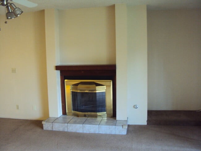 236 N Crenshaw St in Visalia, CA - Building Photo - Building Photo