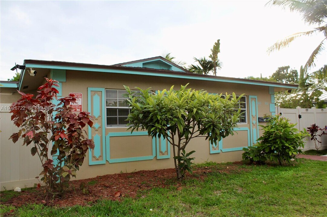 300 SW 8th St in Fort Lauderdale, FL - Building Photo