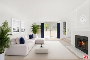 4240 Lost Hills Rd in Calabasas, CA - Building Photo