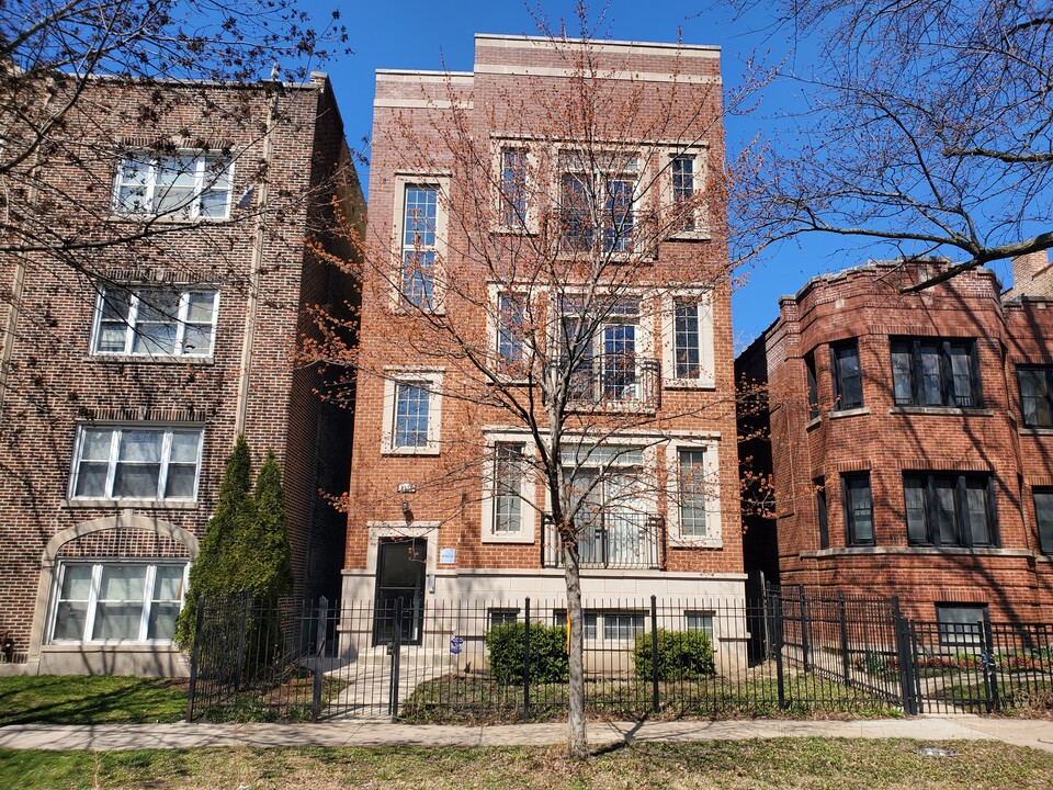 2116 W Arthur Ave in Chicago, IL - Building Photo