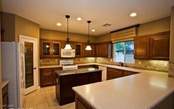 8311 Martinborough Ave in Las Vegas, NV - Building Photo - Building Photo
