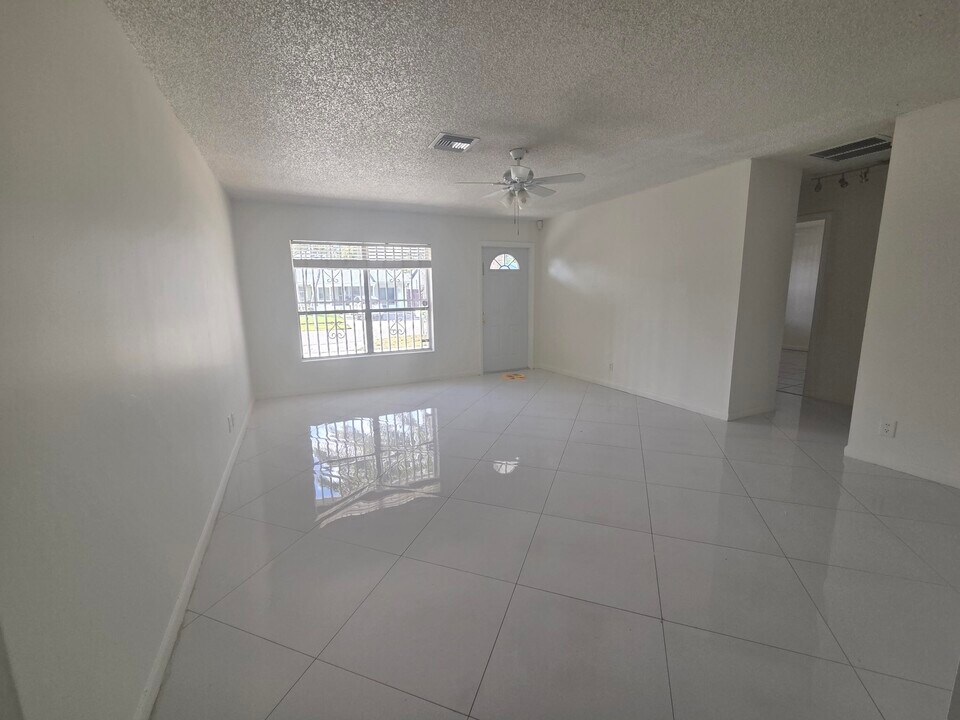 6186 Winrock Rd in Greenacres, FL - Building Photo