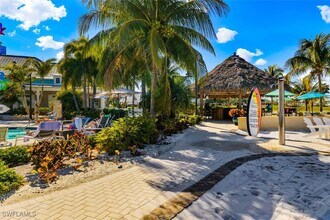 14644 Edgewater Cir in Naples, FL - Foto de edificio - Building Photo