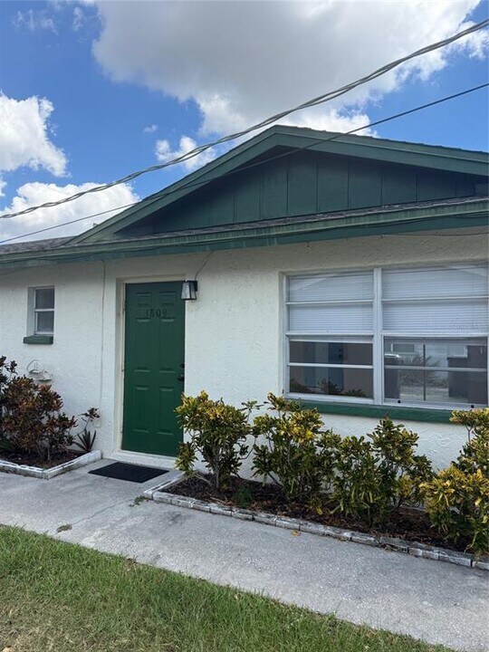 1811 Marbeth St in Sarasota, FL - Building Photo