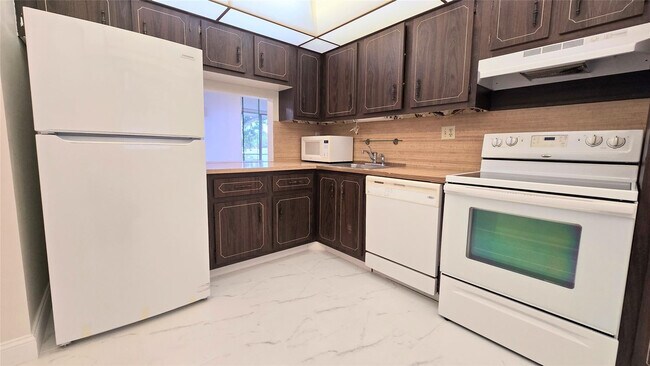 8421 Lagos De Campo Blvd in Tamarac, FL - Building Photo - Building Photo