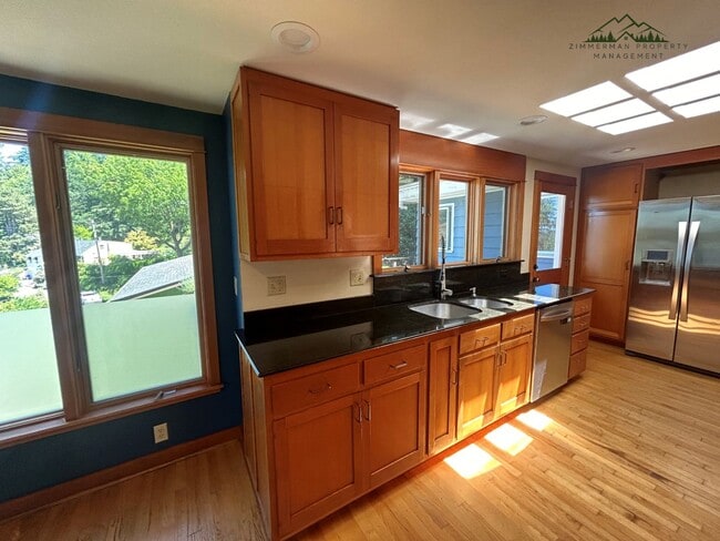 320 Sunset Dr in Eugene, OR - Building Photo - Building Photo