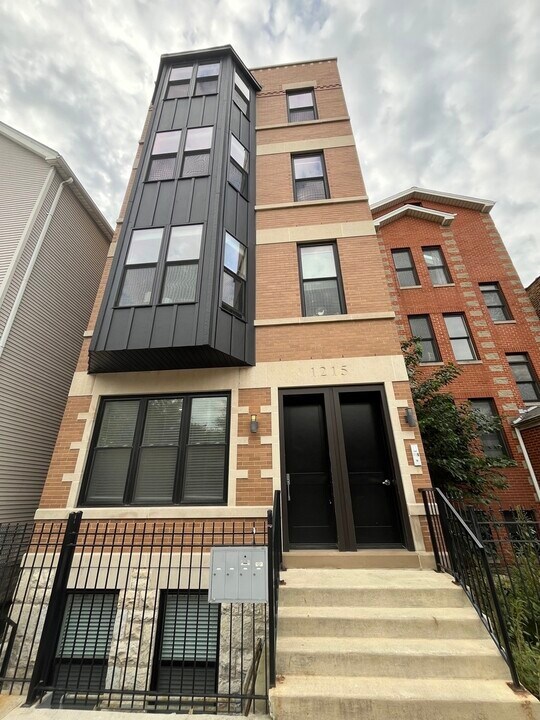 1215 W Erie St in Chicago, IL - Building Photo