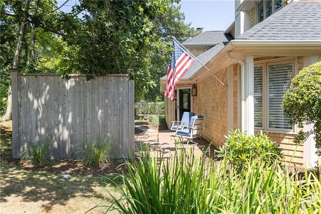 112 Harrison Ave in Newport, RI - Building Photo - Building Photo