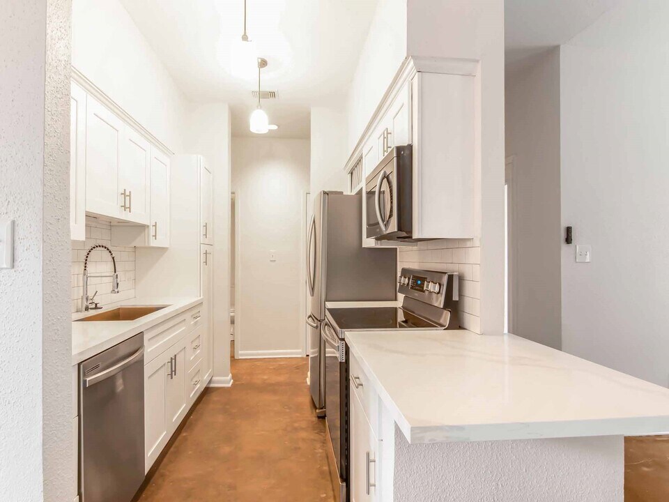 2400 Julian St in Houston, TX - Building Photo