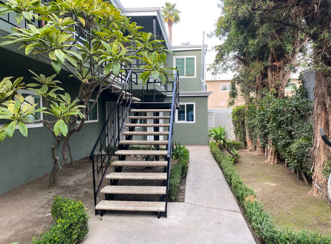 229 E 57th St, Unit 4 in Long Beach, CA - Foto de edificio - Building Photo
