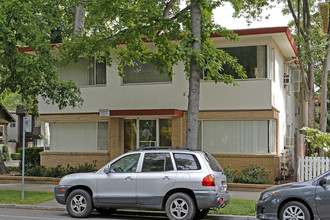 The Bermuda Apartments in Sacramento, CA - Building Photo - Building Photo