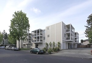 690 Leahy St Apartamentos