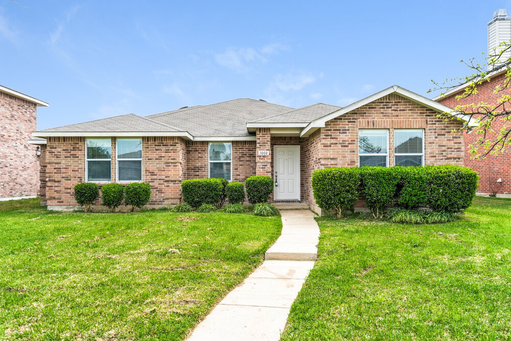 1008 Bumble Bee Dr in Lancaster, TX - Building Photo